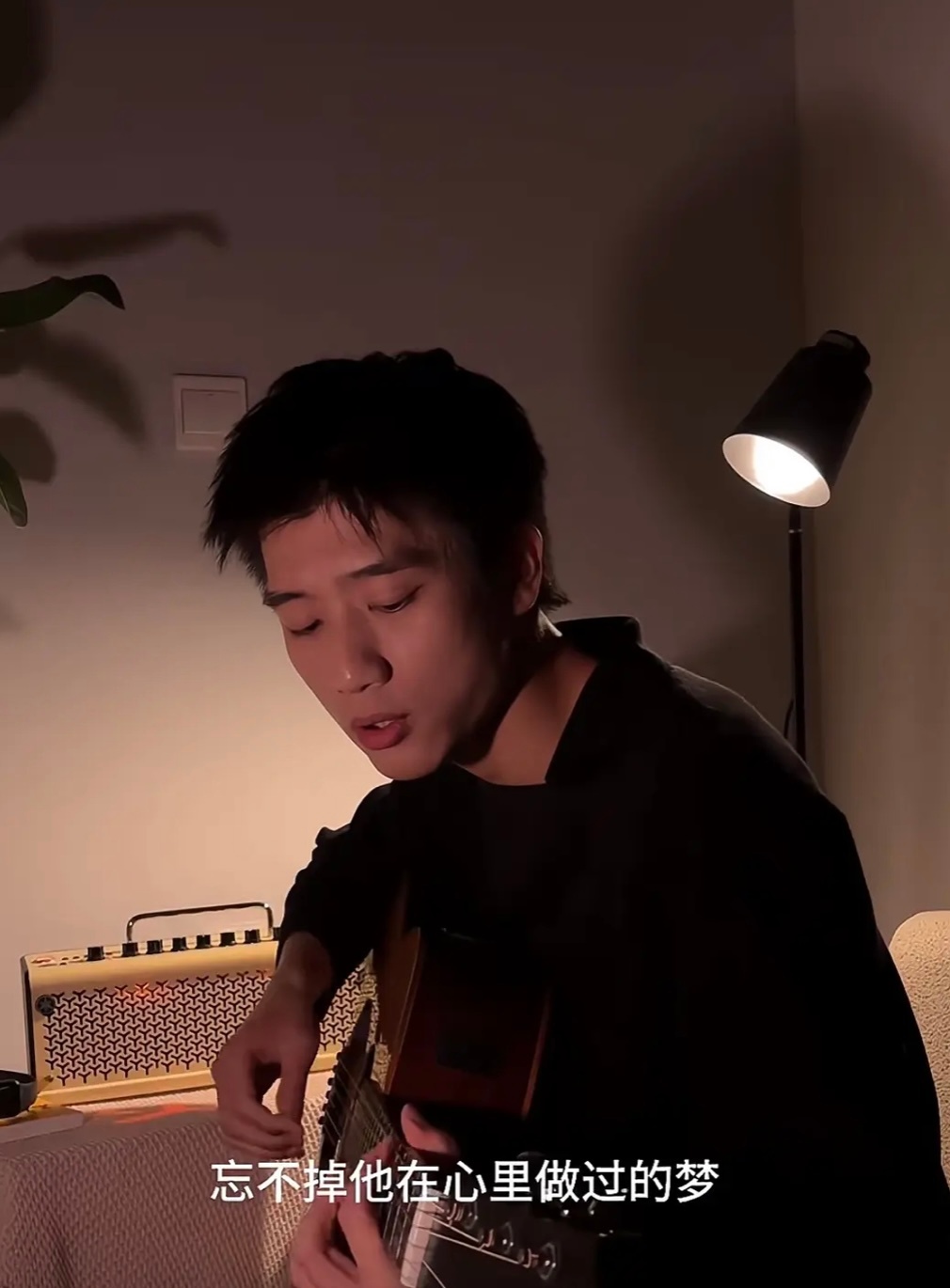 心动的信号[超话]   彭高是改词不是忘词，“她改成他”，既然唱出来了，说明已放