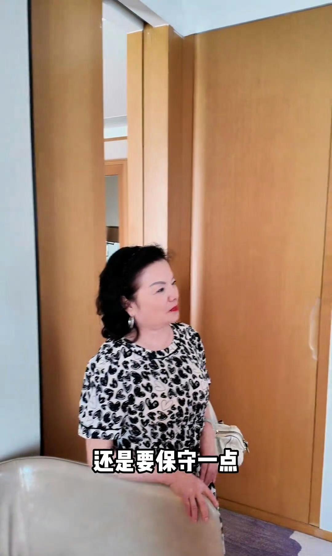 何洁：妈，你看我今晚舞台这套造型怎么样，够吸睛吧？

何洁妈妈：（摇摇头，眉头皱