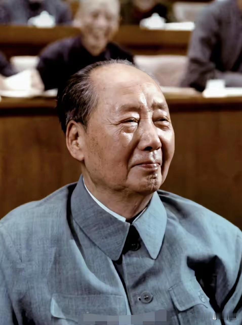 多么伟大又温柔的伟人啊！晚年的主席心系人民，不愿让大家察觉自己身体日渐衰弱。那句