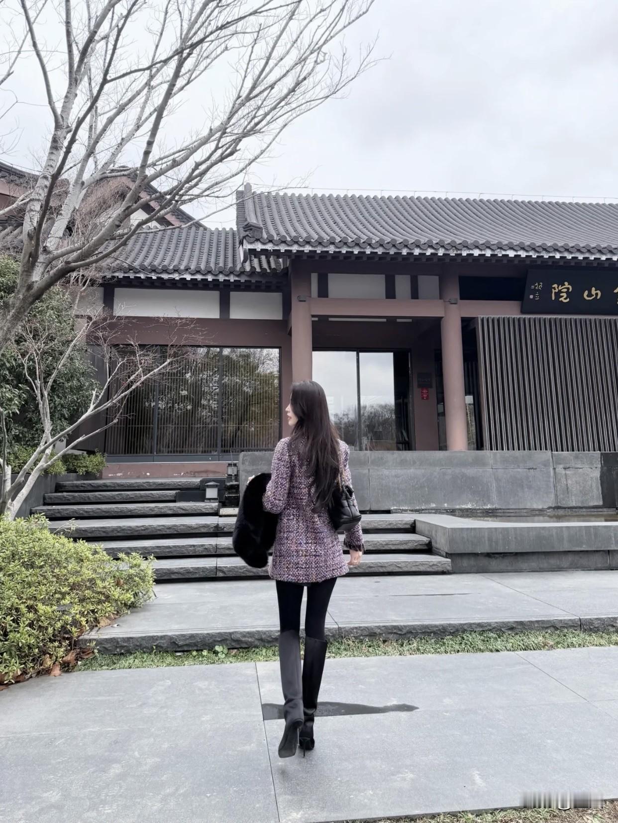 她步伐轻盈优雅，每一步都像在跳舞，身姿挺拔自信，仿佛任何困难都能从容应对。这背影