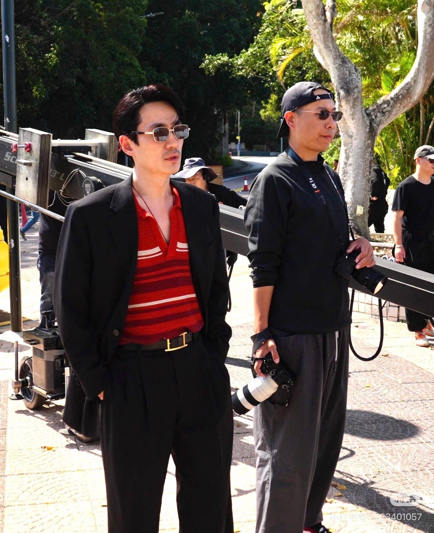 主持人："导演你是怎么说服朱一龙....."韩导：（立刻抢话）"你不用说服他，你