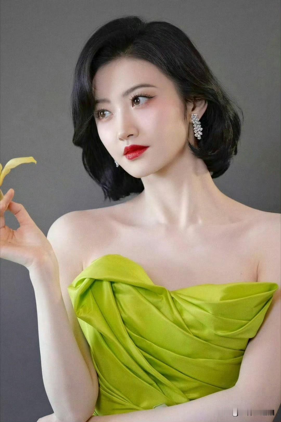 优雅绿裙，红唇黑发，气质非凡！