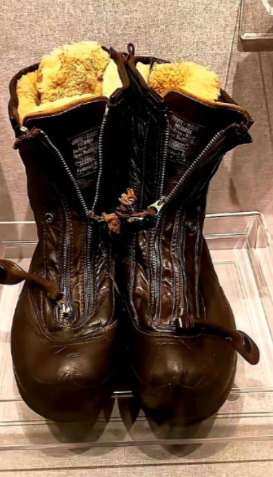 1950年，志愿军缴获了一双美军军靴，东西一拿回来，一群人围着看，半天没人吭声。