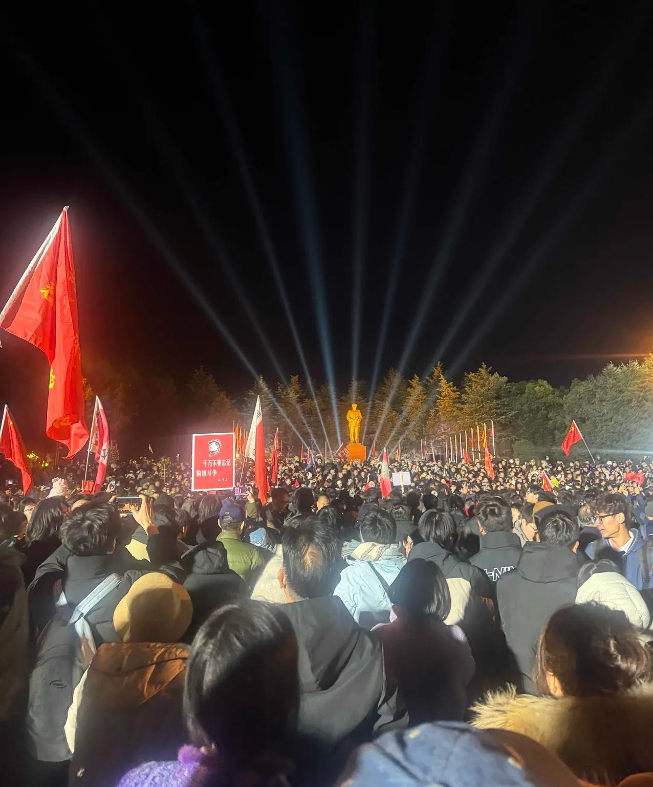 12月26日是毛主席的生日

毛泽东同志是伟大的马克思主义者，伟大的无产阶级革命