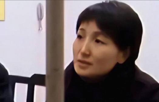 一夜之间查不到任何信息了，就连她老公是谁、孩子在哪上班，网上都干干净净。退休就退