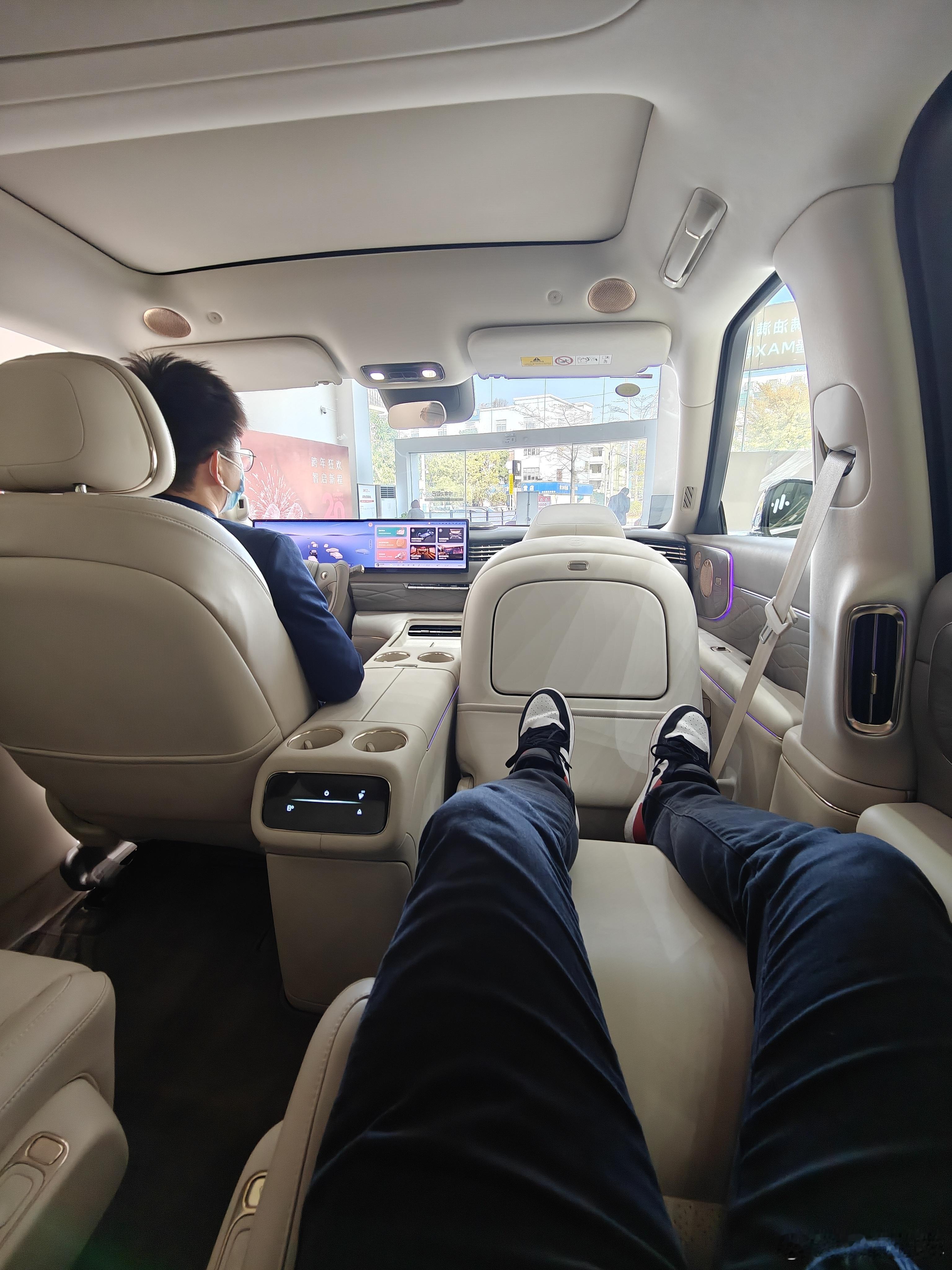 智己ls9 这个机械按摩和音响是真的顶！特别是按摩，太舒服了，力度大程序合理，还