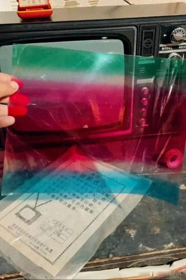 一张三色膜暴露年龄！92年的黑白电视，曾是全村人的“快乐中枢”

92年，父亲花