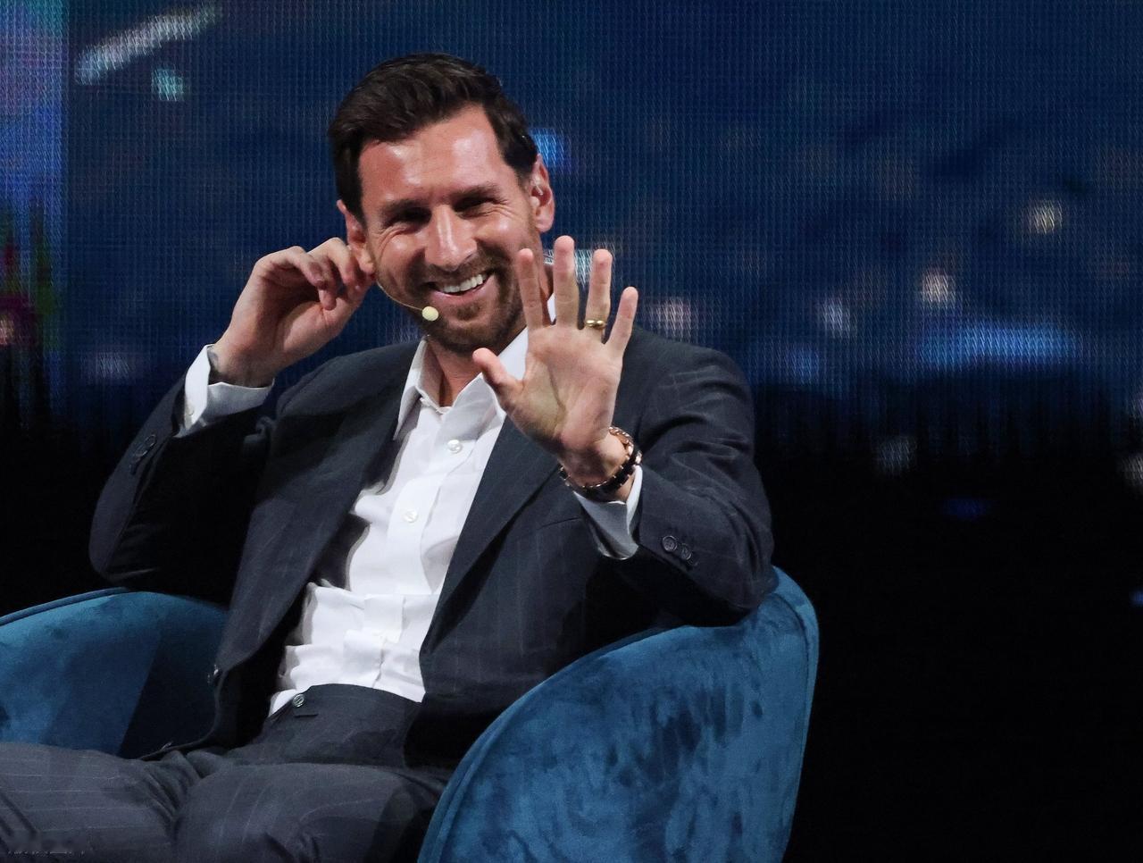 落实了！梅西超越C罗。
以前是打工皇帝，拿全世界最高的工资，干最累的活。
现在是