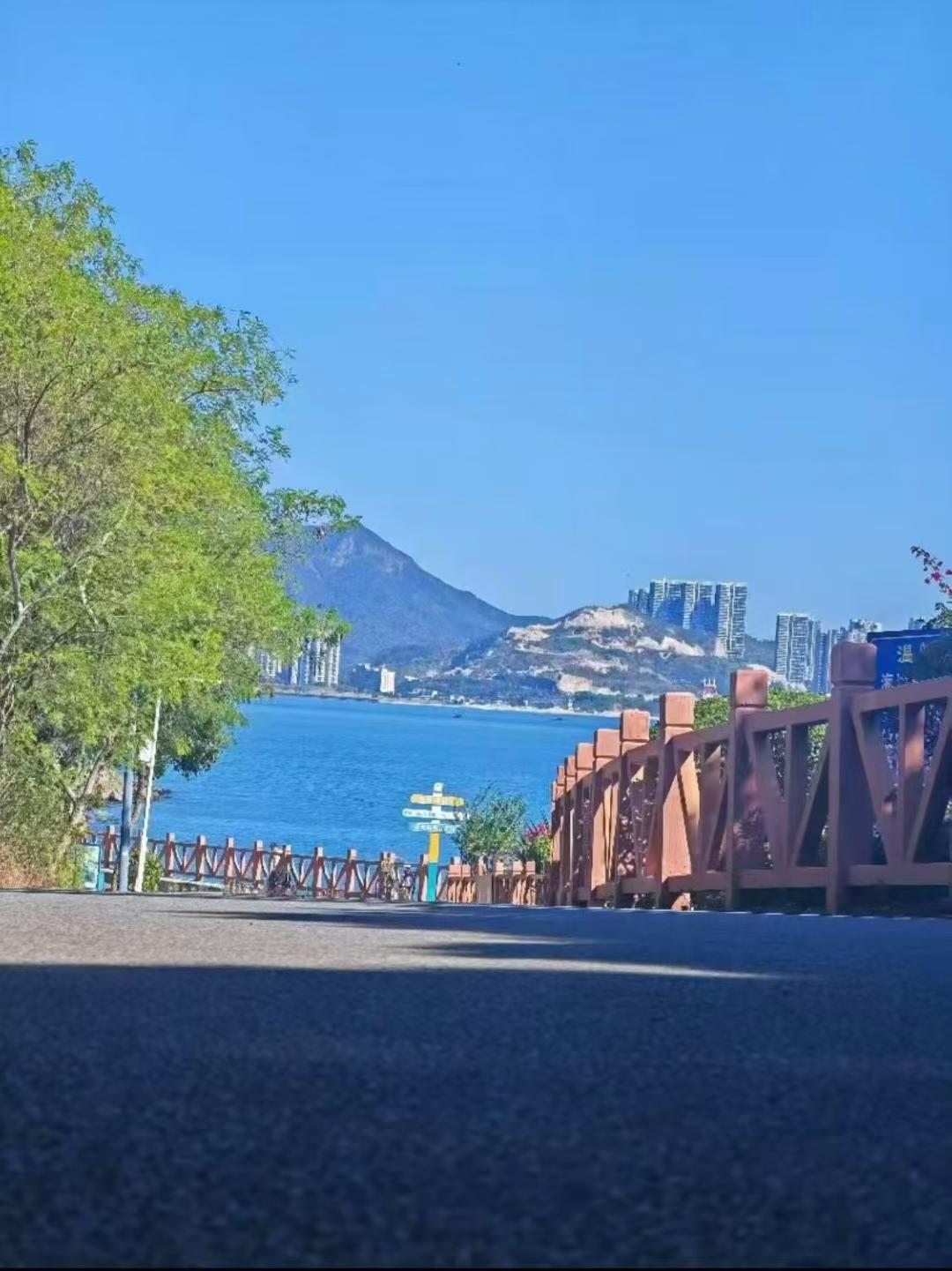 好温柔的妈妈
刚在地铁上，碰到一个妈妈在跟她孩子聊天，特别温柔，特别有耐心。孩子