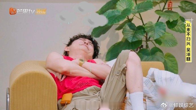 何炅三次主动换来终身内向我们的宿舍何炅玩游戏简直是“倒霉三兄弟”，三次睁眼都不对