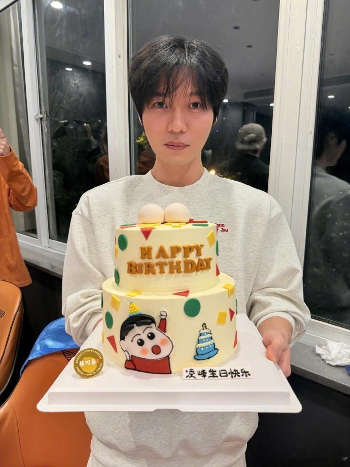 董璇张维伊合体为左凌峰庆生董璇张维伊现身左凌峰生日宴 近日，晒出庆生现场大合照。