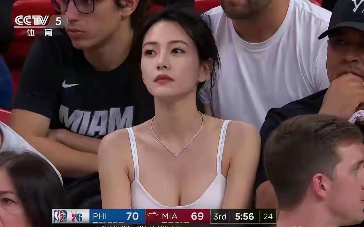 原来美女都喜欢看球