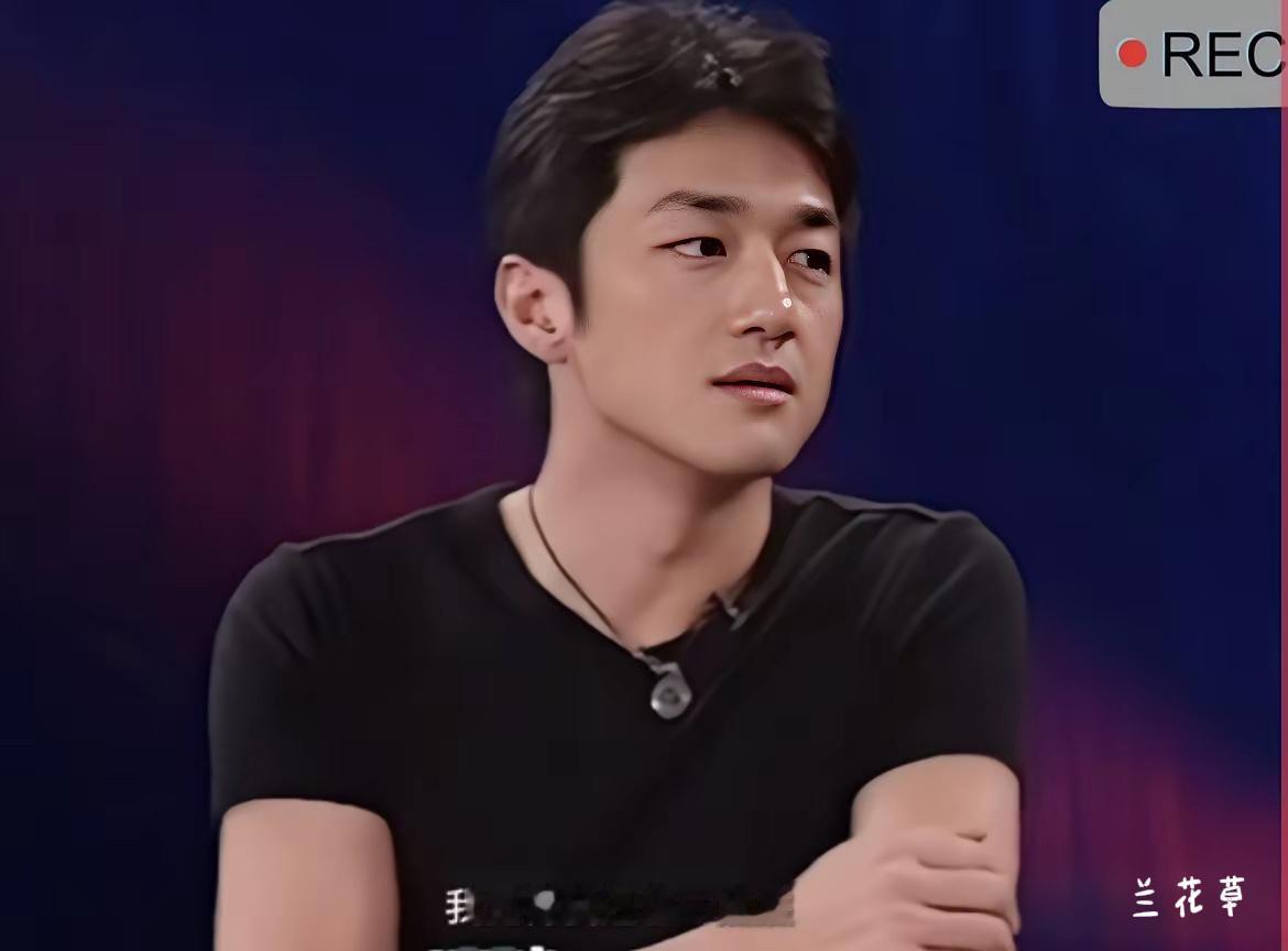 青春李亚鹏，29岁。
这个时候的他，身形挺拔，脸庞瘦削，神情自若。
就这么干干净