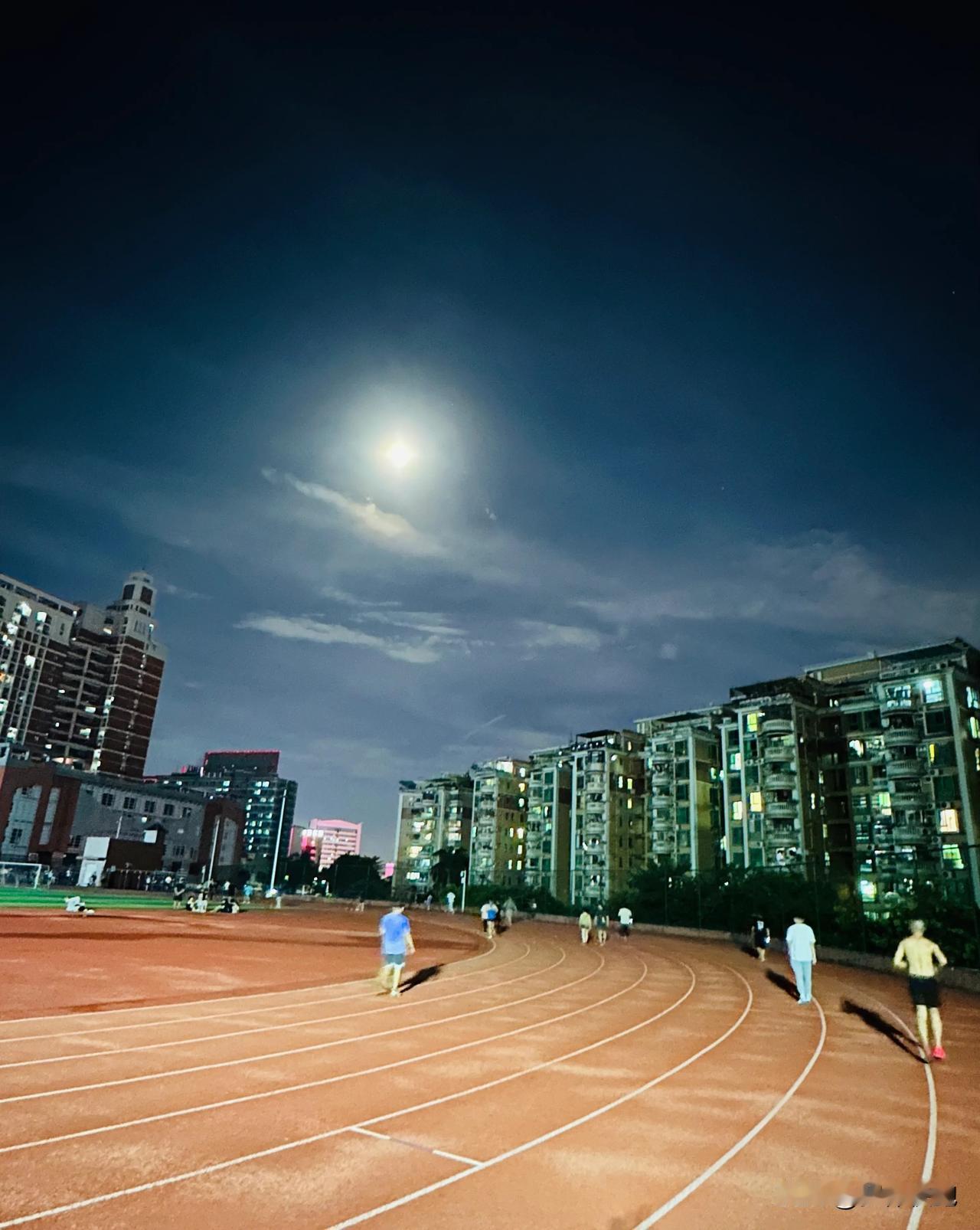 在运动场跑步时习惯跑在最外圈，身后时不时有跟随的身影，最低都是3圈起，大多是跟了