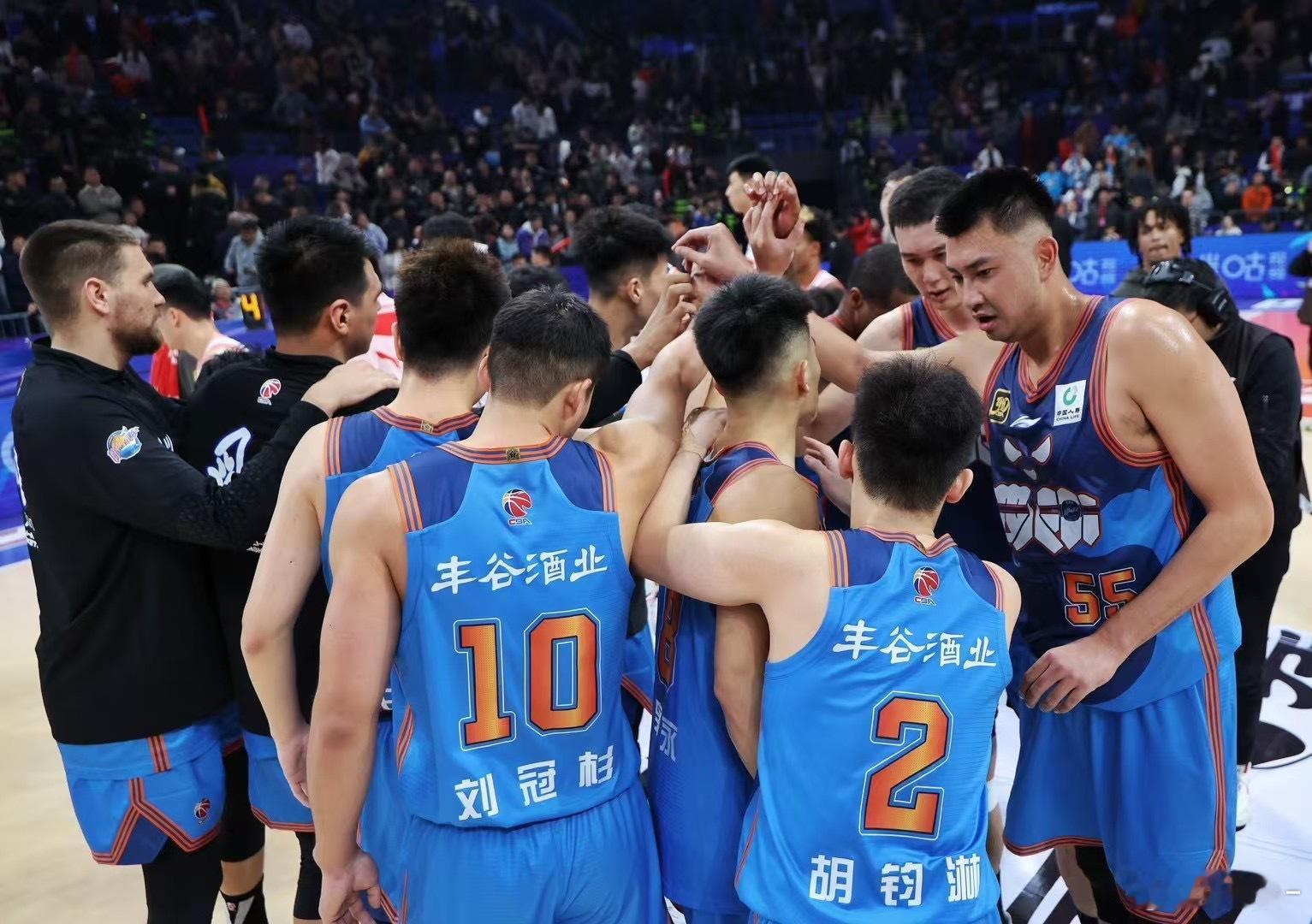 四川男篮战胜广东男篮   哦莫，四川第二阶段主场来到金强赛事中心，主场战胜了广东