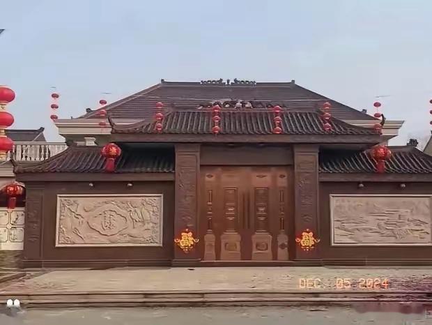 宿迁农村，刘强东家大门就像王府。[赞] 