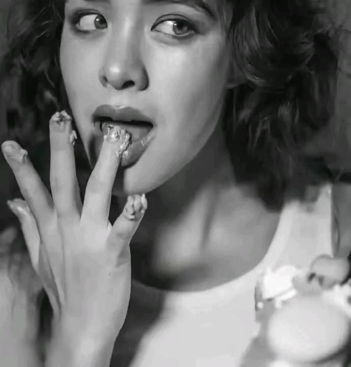 钟丽缇的大女儿，怎么长得洋里洋气的？而且她还不讲卫生，吃蛋糕都不用叉子，直接用手