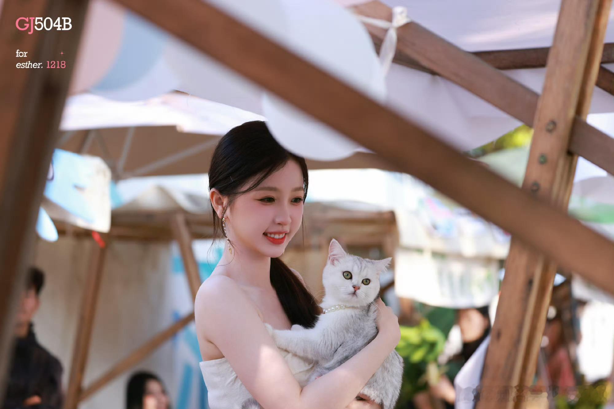 虞书欣团综路透，猫咪抱猫咪🐱，小猫累了吧，我来！ 