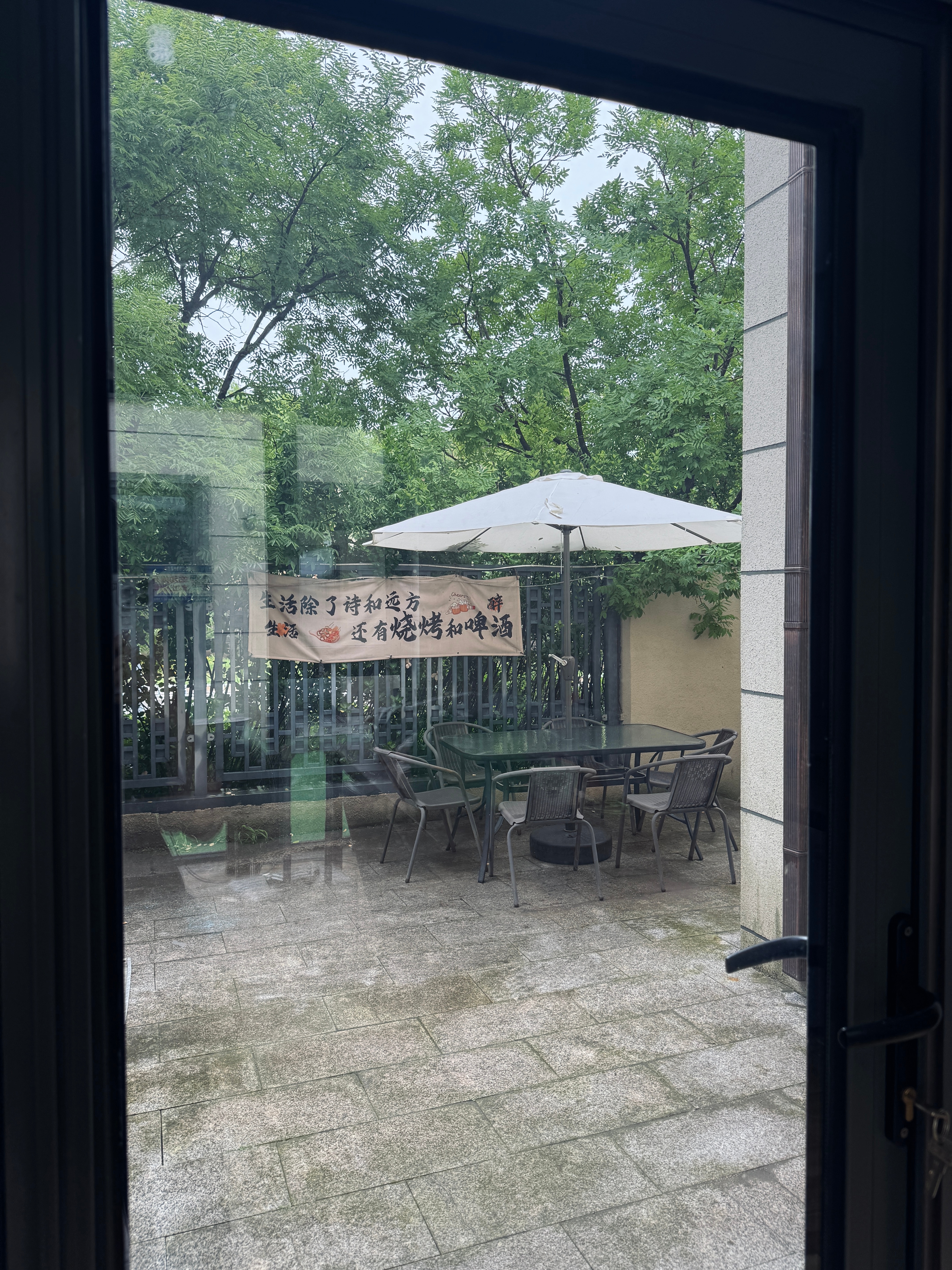 跟大家分享一下这次在蔚蓝海岸租的民宿租了个带小院的房子，院子里可以烧烤；自己带的
