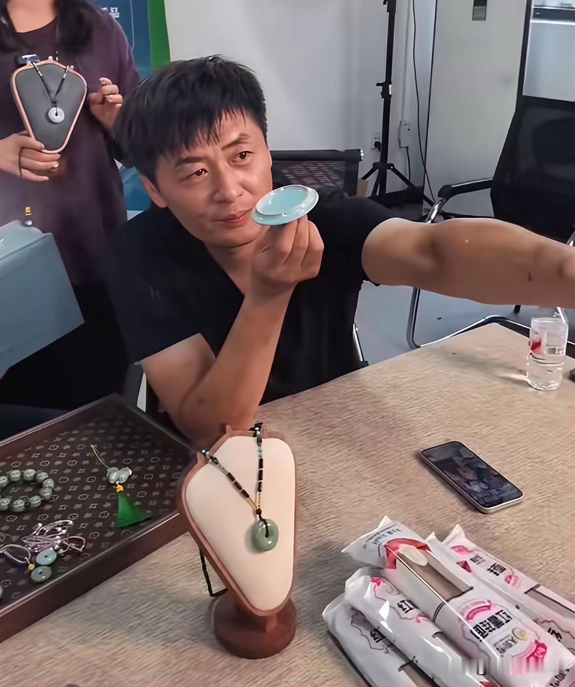 陈杰卖梨说是助农，现在什么都卖，什么平安扣玉石珠宝日用品像杂货铺一样，原来没有人