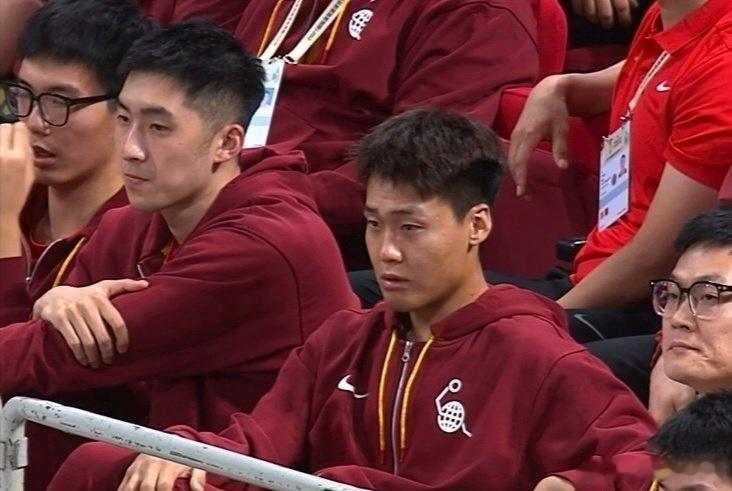 中国男篮太需要赵睿了  昨晚因伤缺阵的男篮队长赵睿在看台上根本坐不住，不仅高喊让