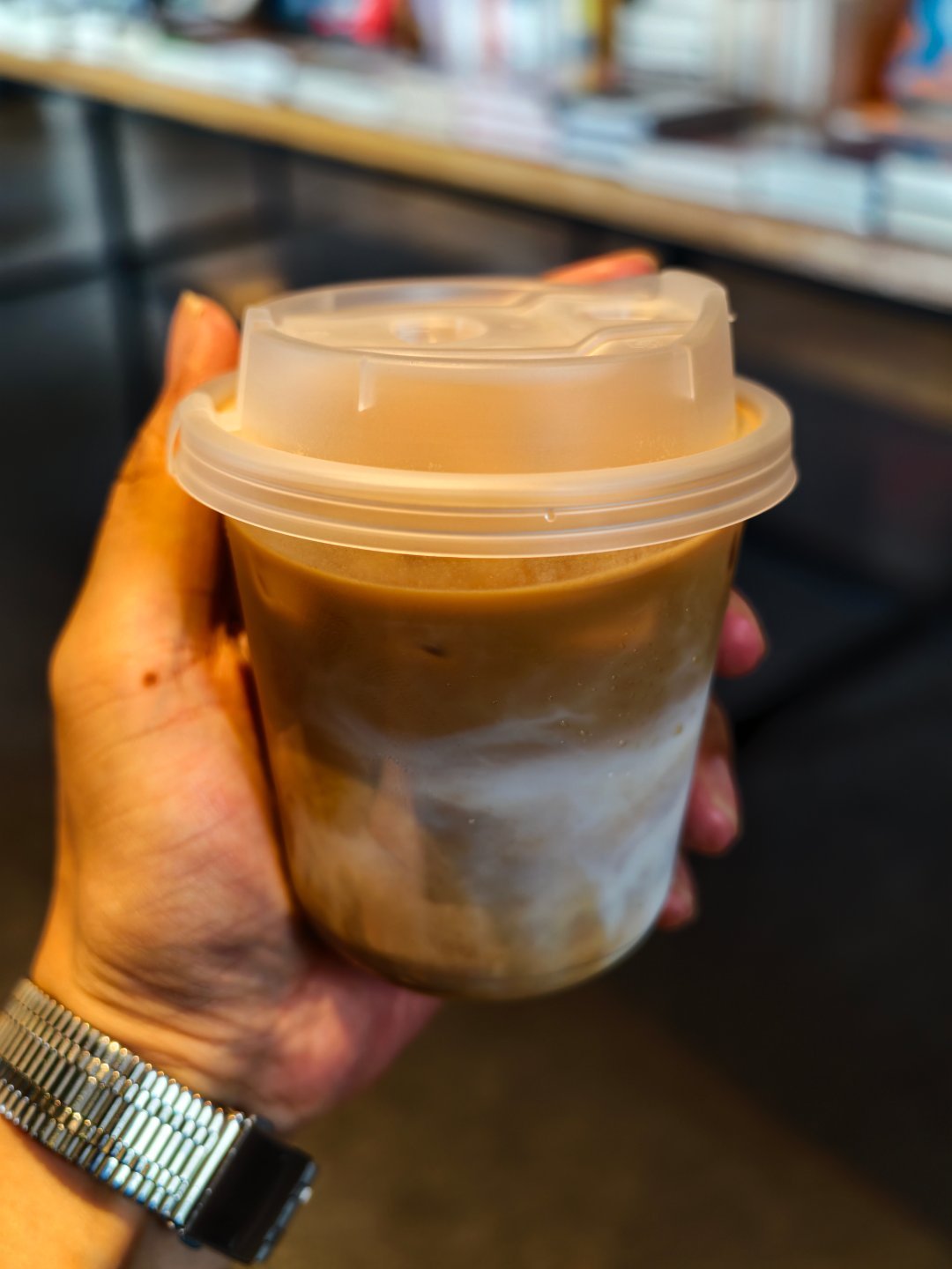 檀谷慢闪公园这遇到一姑娘用理想i6当咖啡车，咖啡价格也算合理，那必须支持下 还有