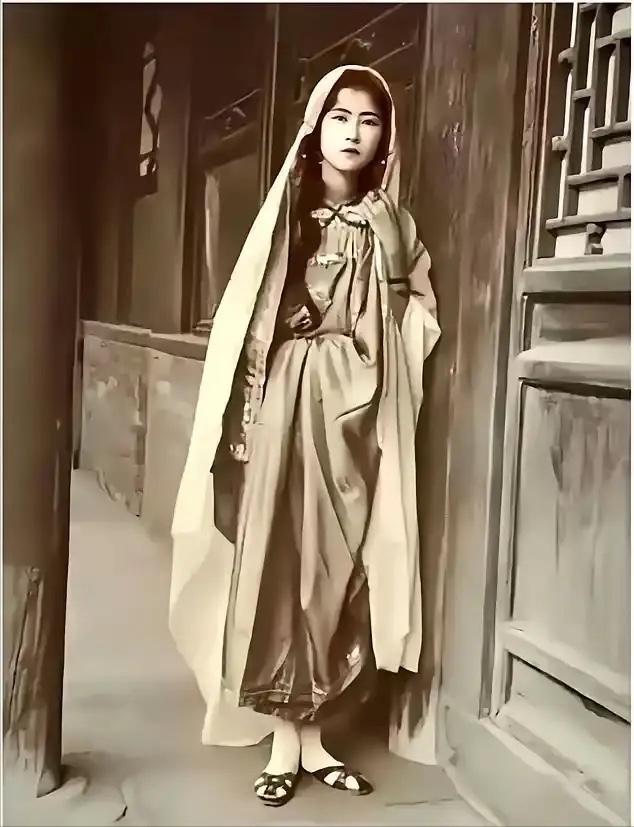 1924年，20岁的林徽因出演抒情诗剧《齐德拉》，穿印度戏服演公主，眼神灵动，仪