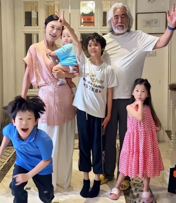 实在搞不懂杜星霖是怎么想的！张纪中今年已经75岁的高龄了。他们婚后生了三个孩子，