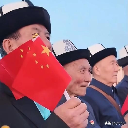 近日，北京，新疆阿克陶县35名护边老党员在天安门广场观看升国旗仪式，其中一名老党