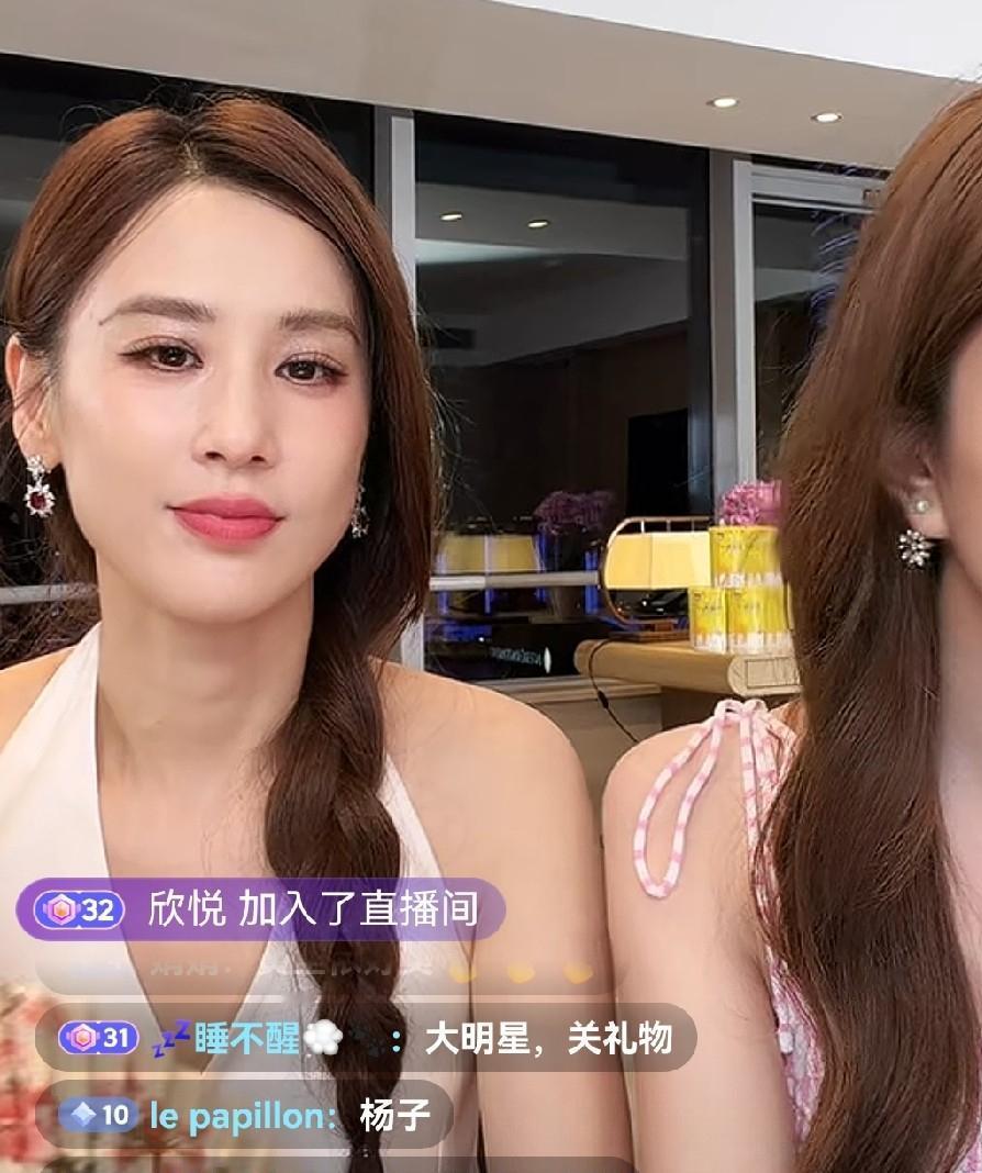 昨晚上演员黄圣依直播间可真热闹啊，
前夫杨子进入直播间，狂刷礼物居然攀升榜一大哥