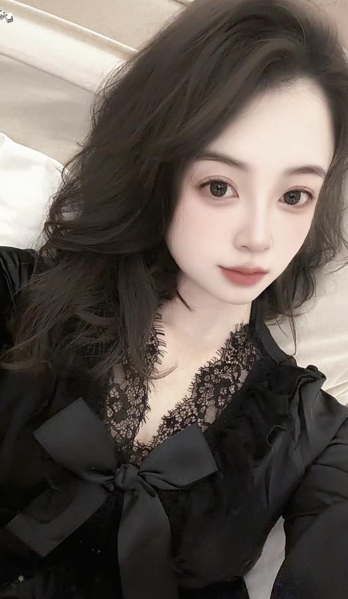 黑丝绒蝴蝶结，优雅气质满满💃🏻✨经典小黑裙搭配黑丝绒蝴蝶结已自带优雅光环，若