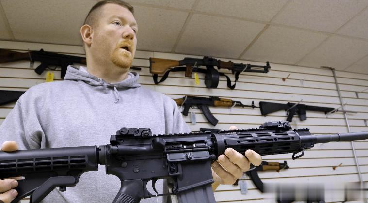 美国学生这么彪悍？一名 15 岁的少年将 AR-15 弹药带到凤凰城一所高中后被