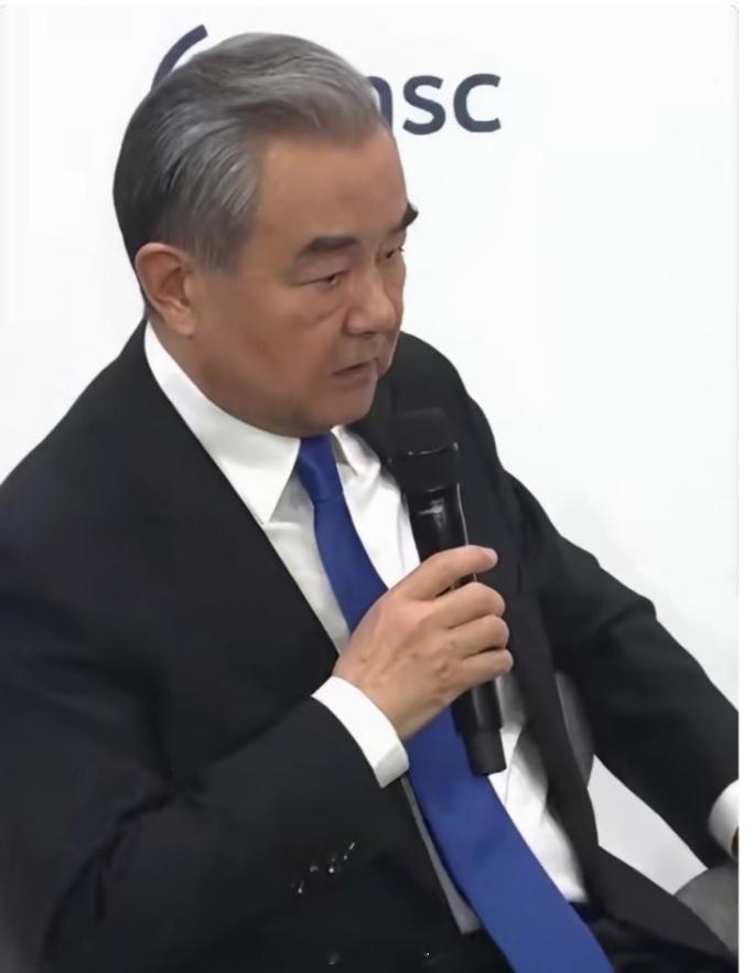 【王毅警示日本王毅说日本再赌一次只会输得更惨】这话说得真叫一个解气！王毅外长在慕