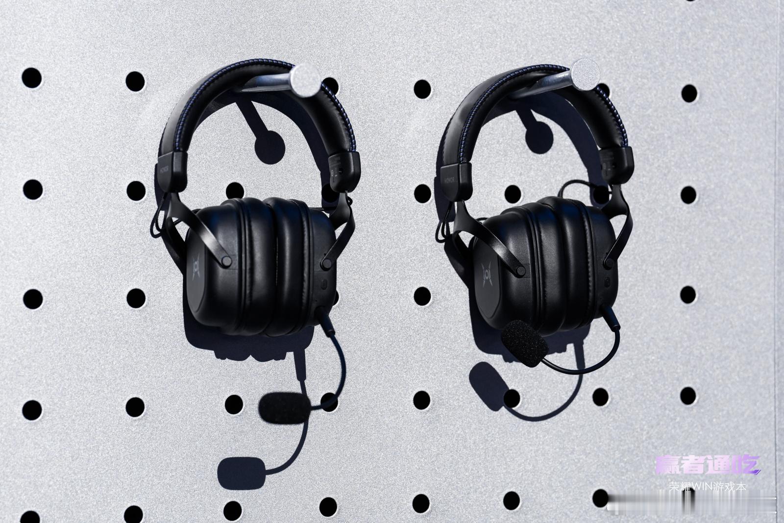 今天的发布会上，大家把目光都投向了荣耀WIN游戏本。我看了下头戴耳机，还有电竞背