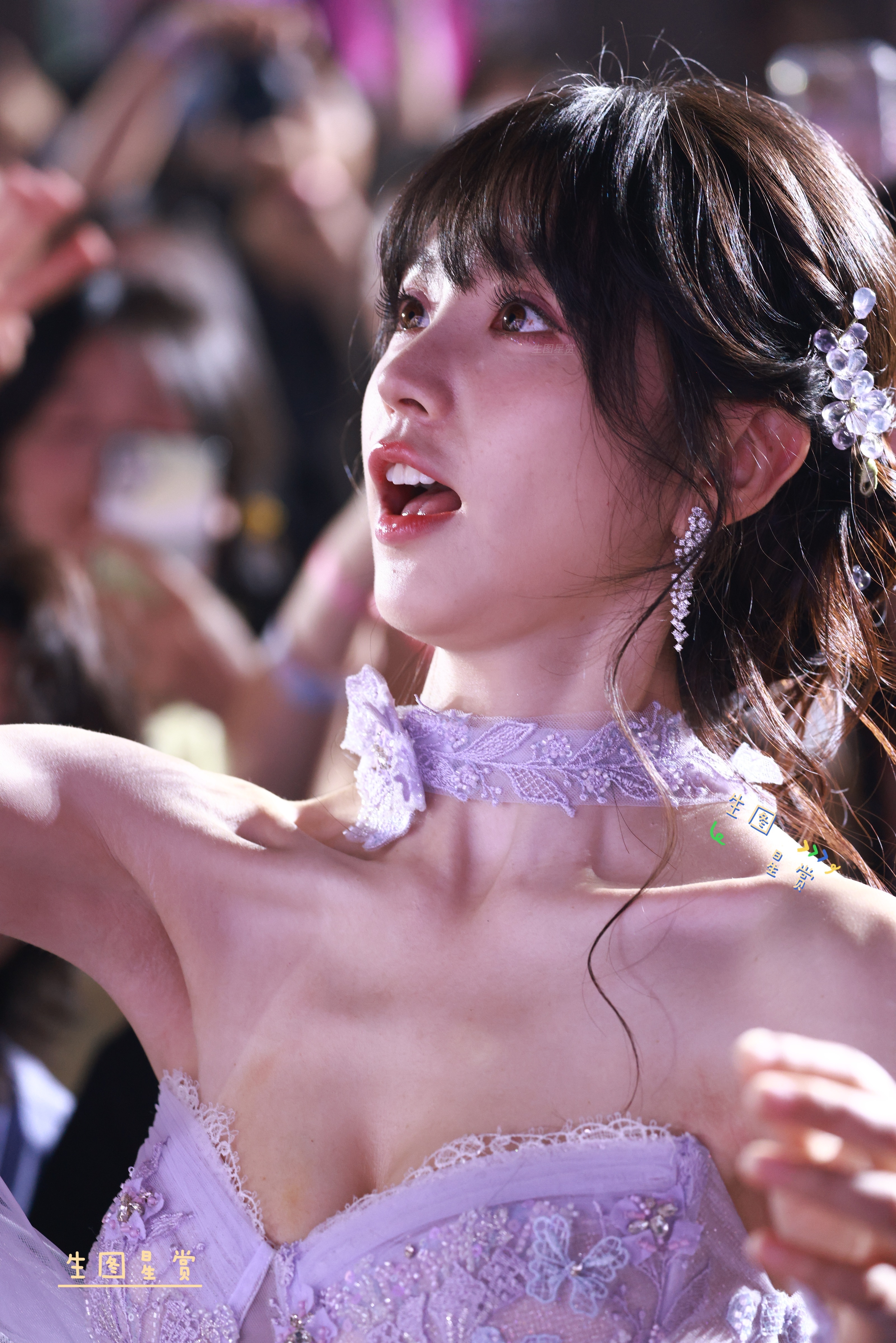田曦薇深圳活动美照掉落一张，紫色花仙子小田甜了辣了爱了💜🧚‍♀️🌸 田曦薇