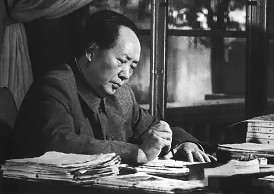 1952年伟人给总理的特殊批示：直指教育特权要害！
 
1952年，伟人给总理的
