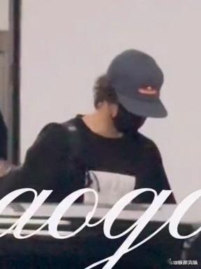 王一博今日上班路透王一博上海上班路透王一博今日上班路透，不错，[送花花][送花花