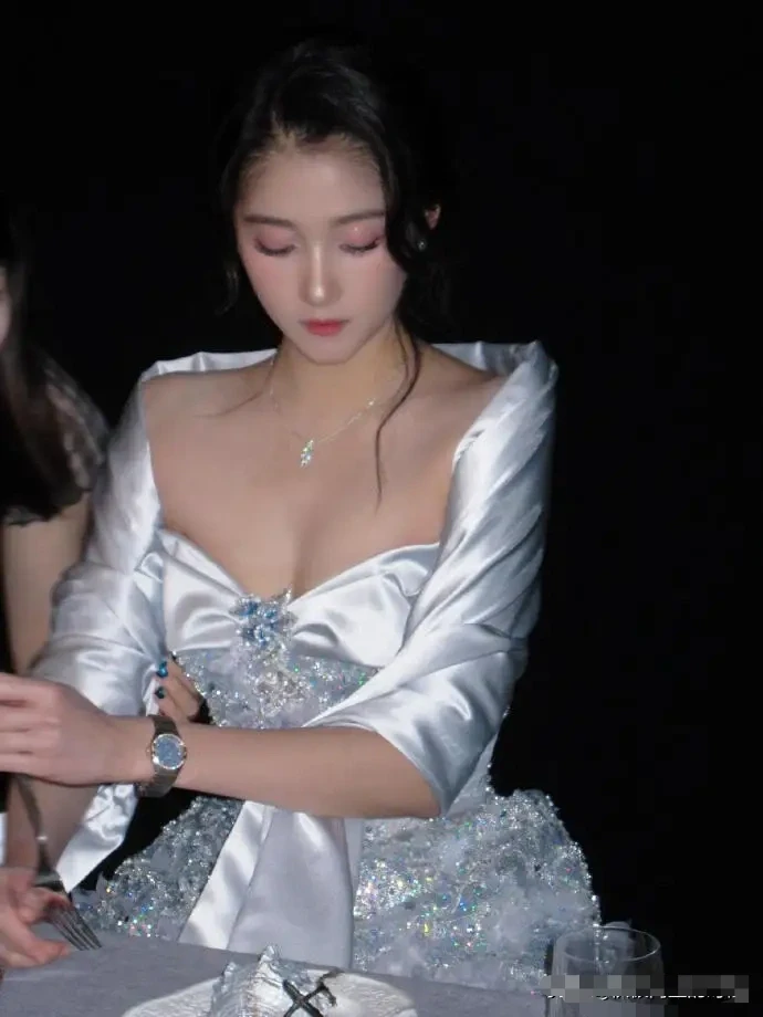 关晓彤｜现在也很性感