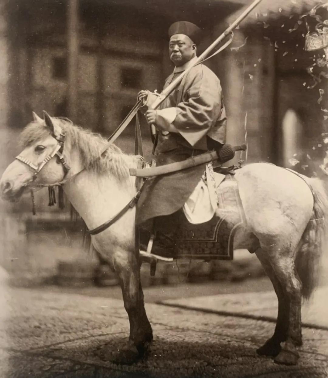 清末时，八旗武将已经不玩弓箭改玩火枪了，但他们的火枪很落后，以火绳枪为主，如今网