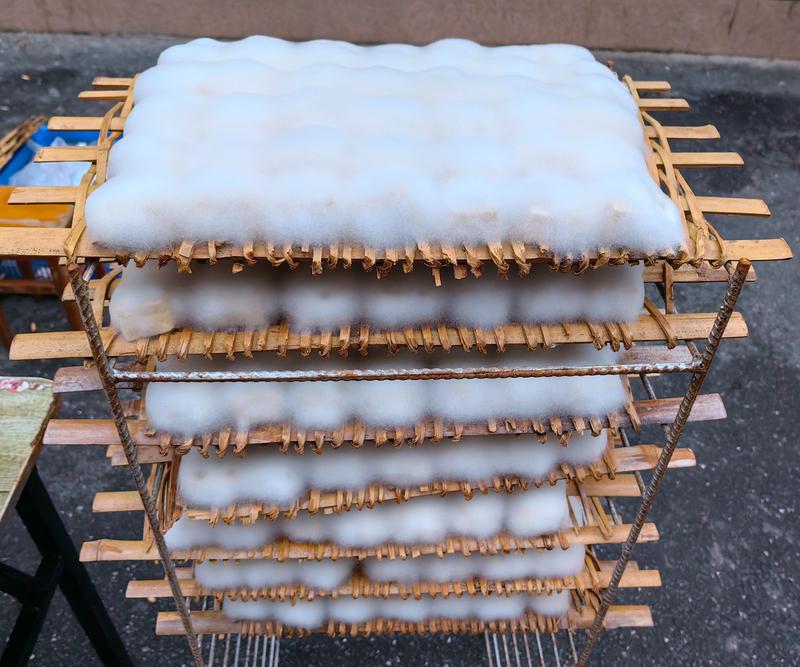 霉豆腐爆火！不少人上手制作，玩起了阳台“长毛实验”。有人把豆腐裹上稻草放阳台，每