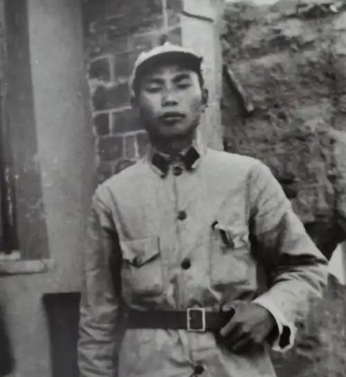 抗战初期，杨得志调任一一五师685团团长。在赴前线途中，他乘坐一位国军汽车司机的
