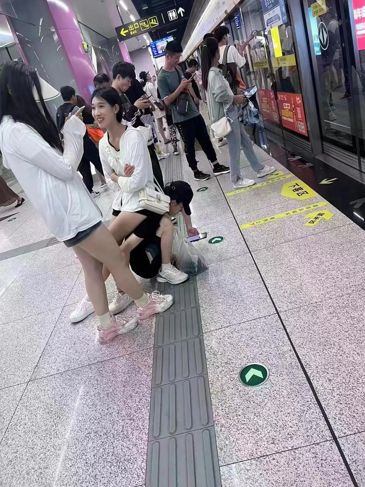 负重前行的中国男人[看]