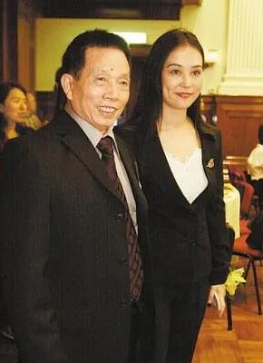 [浮云]2001年某晚，香港著名武术指导刘家良思妻心切，于是决定夜袭回家给妻子一