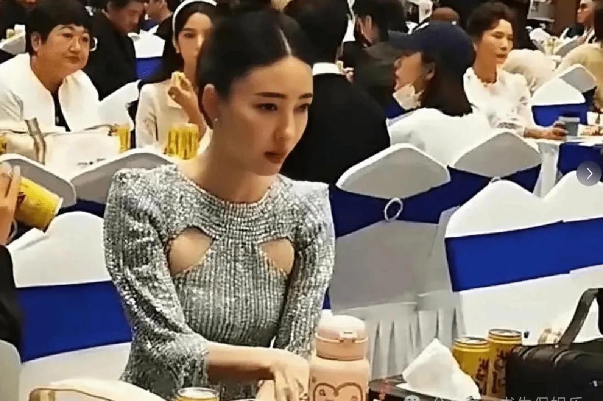 王丽坤礼服太潮了，微胖人士自愧不如，除了怪诞，美感全无！