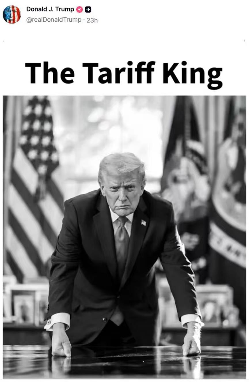 突然看到特朗普的黑白照，吓了一跳，还以为他怎么了，原来照片是他自己发的，并自诩为