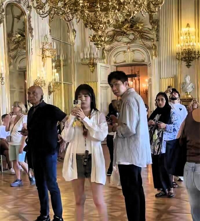 王晓晨不结婚，不是没人要，是她不稀罕凑合。
戏里是单亲妈妈，戏外是自己当家。
3