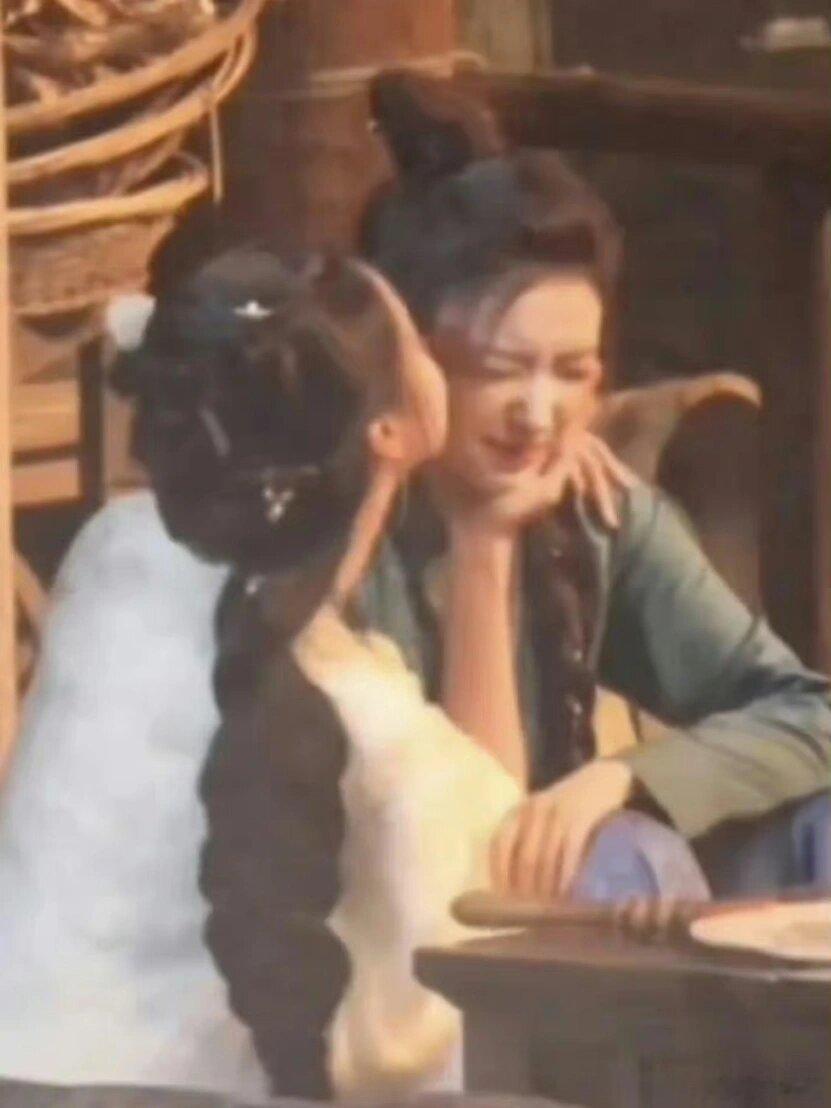 啊啊啊，她俩亲了！！！程潇陈都灵亲了！ ​​​