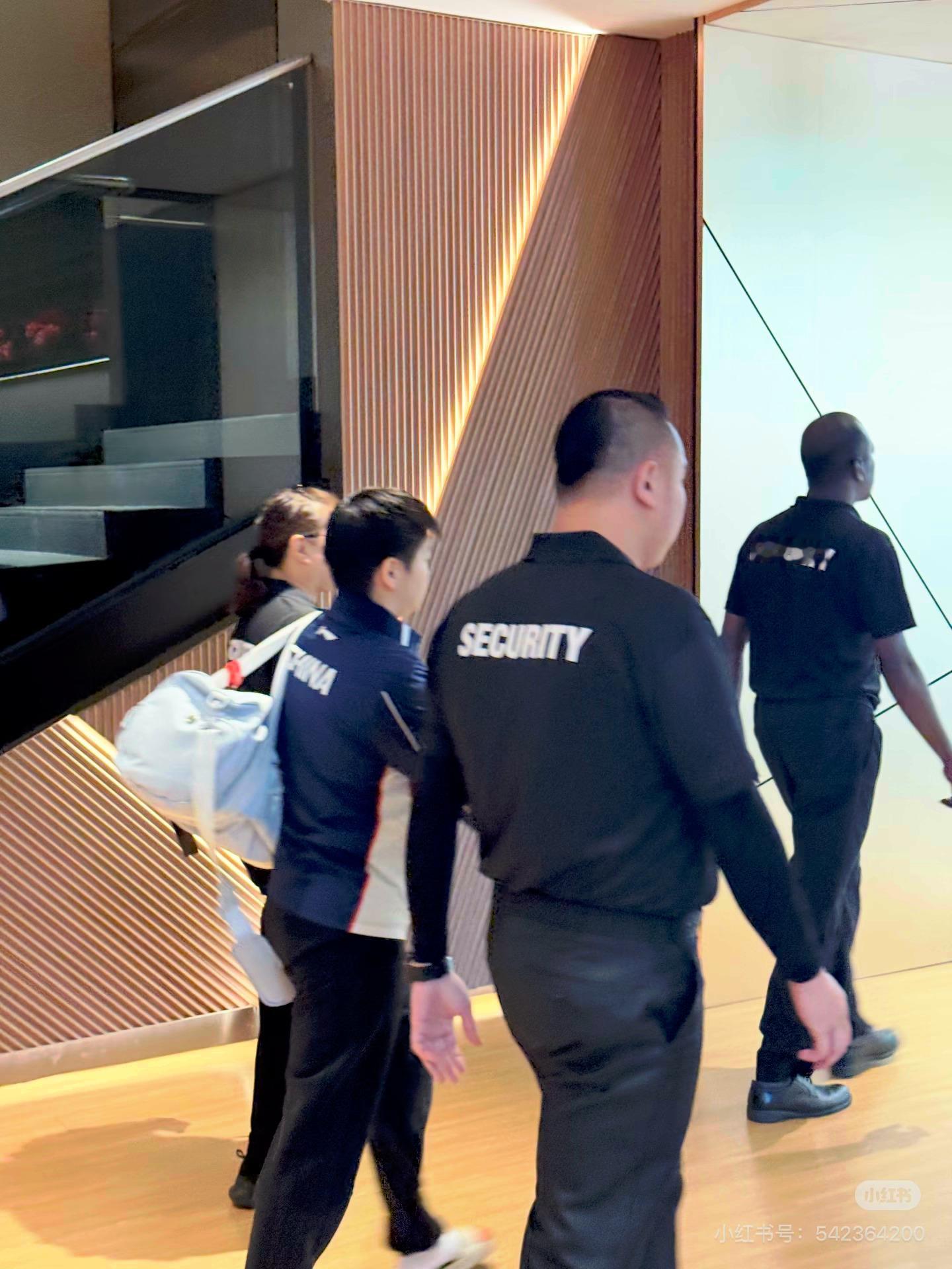 小宝宝穿着拼色袜和拖鞋又上训了🫳🏻 一切顺利！ 