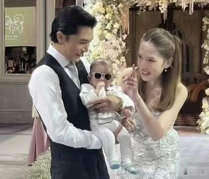 浪子回头⁉️邱泽许玮甯婚礼星光熠熠甜蜜爆表💕
近日明星邱泽与许玮甯的婚礼成为娱