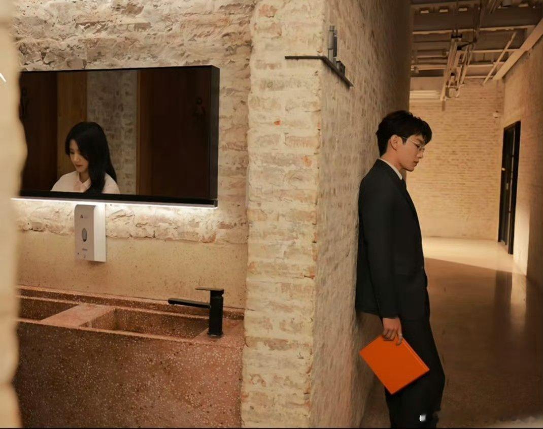 代旭卢昱晓跳舞的绅士手轸羞又来收割少女心！舞会花絮里两人跳舞的手型差超美，代旭的